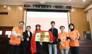 gefangdaibiaohebaieryuangongzhiyuanzhedaibiaoweihongdandan-baierdalianxinmuyingyuanjiepai-2.jpg